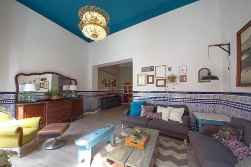 Aminta Home في لاس بالماس دي غران كاناريا: غرفة معيشة مع أريكة وطاولة