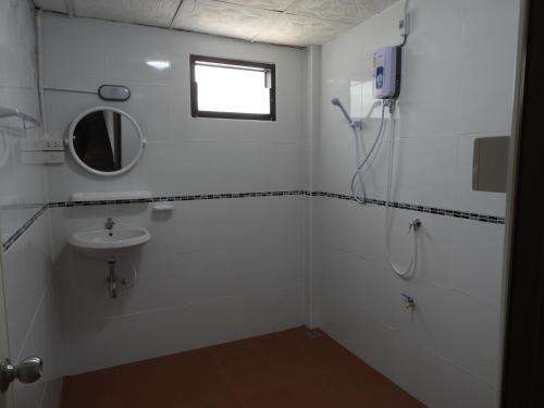 Ein Badezimmer in der Unterkunft P'LYN HOUSE