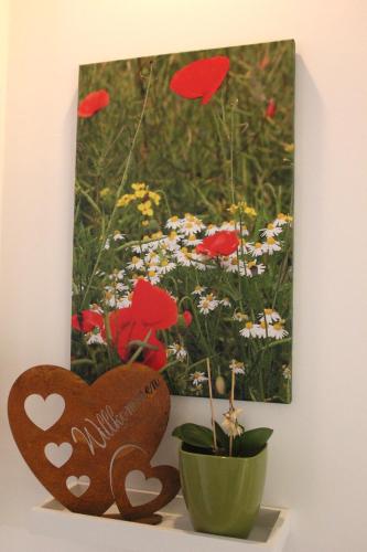a picture of a bunch of flowers and a vase at Das BilderbuchCafe - Ferien - Apartment NO 3 - Markt 7 in Havelberg