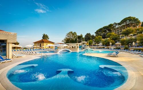duży basen z niebieską wodą w ośrodku w obiekcie Maistra Select Belvedere Resort w mieście Vrsar