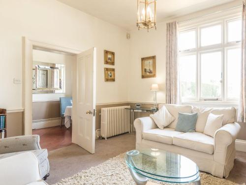 un salon avec un canapé et une table dans l'établissement Housekeeper's Cottage, à Great Bolas