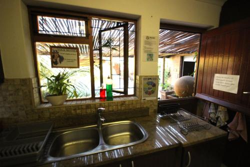 Imagen de la galería de Saltycrax Backpackers and Surf Hostel by CURIOCITY, en Bloubergstrand