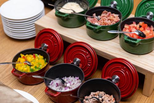 eine Gruppe von Schalen und Teller mit Lebensmitteln auf einem Tisch in der Unterkunft Pusen Lanting Shaoxing in Shaoxing