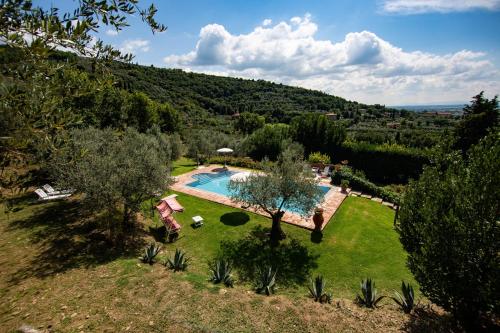 een luchtzicht op een achtertuin met een zwembad bij Casale Il Trecento in Castiglion Fiorentino