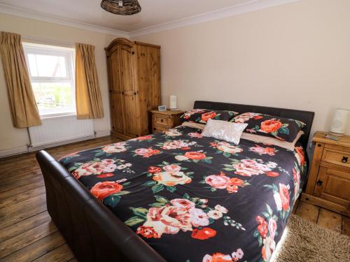 Postel nebo postele na pokoji v ubytování Cozy Cwtch Cottage