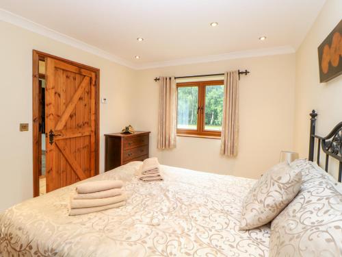 una camera con letto e porta in legno di The Annexe a Beeston