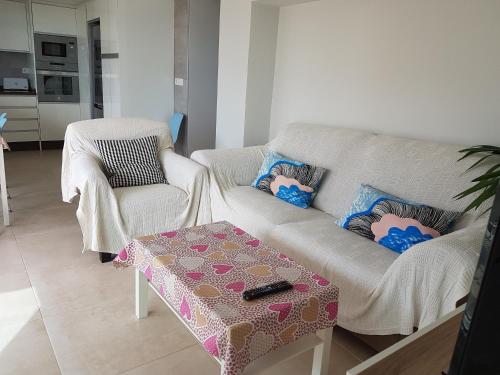 un soggiorno con un divano e un tavolo di APARTAMENTO 1 LINEA SAN JUAN DE ALICANTE a El Campello