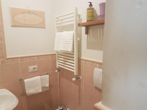 małą łazienkę z toaletą i umywalką w obiekcie Villa Alle Rampe we Florencji