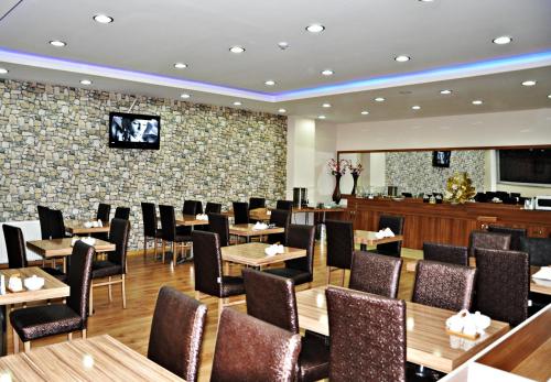 Un restaurante o sitio para comer en Avcilar Vizyon Hotel