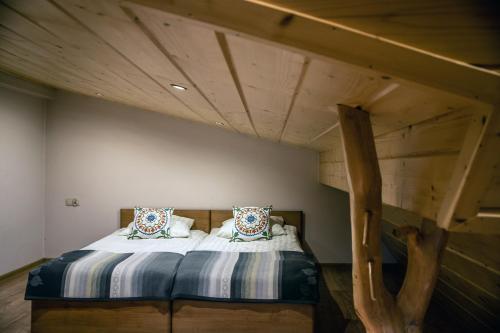 ザコパネにあるApartament An-Miの木製の天井の客室のベッド1台分です。