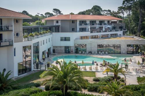 een luchtzicht op een hotel met een zwembad bij Thalazur Arcachon - Hôtel & Spa in Arcachon
