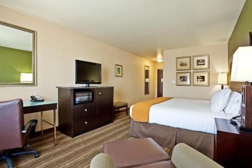 Μια τηλεόραση ή/και κέντρο ψυχαγωγίας στο Holiday Inn Express Hotel Twin Falls by IHG