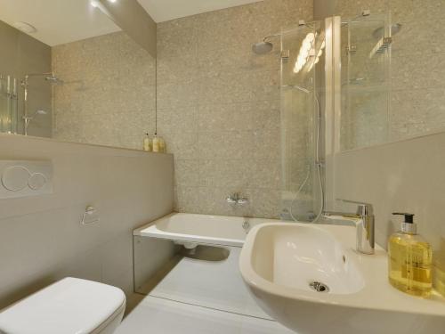 W łazience znajduje się umywalka, prysznic i toaleta. w obiekcie Gardeners Cottage w mieście Talaton