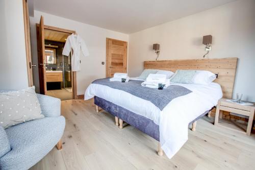 une chambre avec un grand lit et un canapé dans l'établissement Les Roches Noires, à Morzine