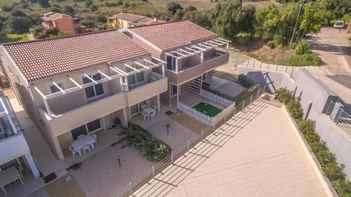 Una vista aérea de una casa con techo. en Appartamento Luigi climatizzato con veranda, en Viddalba