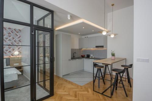 Кухня или мини-кухня в Ermine Suites
