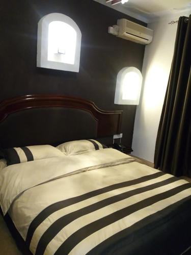 Una cama o camas en una habitación de Emerald Hotel Kampala