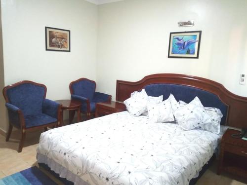 Una cama o camas en una habitación de Emerald Hotel Kampala