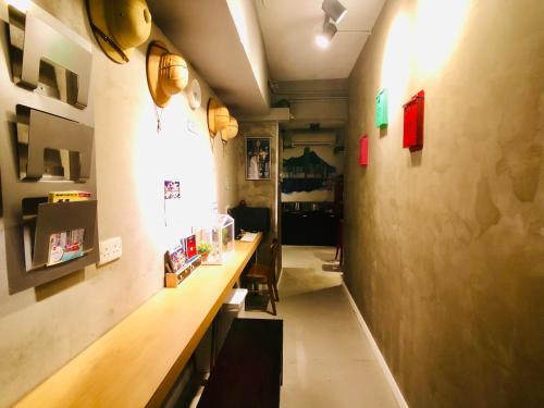 un restaurant avec un long comptoir dans une salle dans l'établissement Urban Pack, à Hong Kong