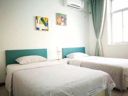 A bed or beds in a room at Huashan Lotus International Hostel