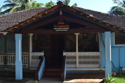 ein Gebäude mit einem Schild, das Porto Canaria liest in der Unterkunft O Camarao in Calangute