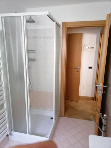 a glass shower stall in a bathroom with a door at Casa Laura in Valdidentro