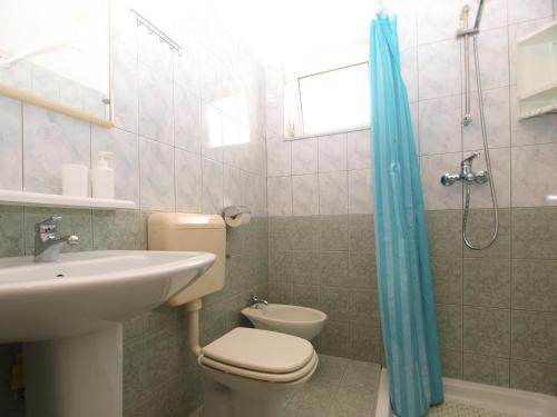 e bagno con lavandino, servizi igienici e doccia. di Apartments Boris 1965 a Pola (Pula)