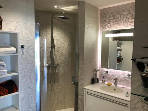 une salle de bain avec douche et lavabo dans l'établissement La BAULE T3 - Face Mer, à La Baule