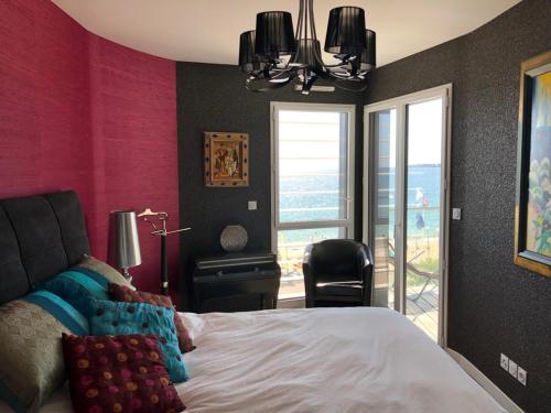 une chambre avec un lit et une fenêtre avec vue dans l'établissement La BAULE T3 - Face Mer, à La Baule