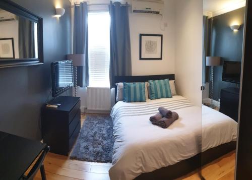 sypialnia z łóżkiem z pluszowym misiem w obiekcie Stylish Studio Room in Brixton - E w Londynie