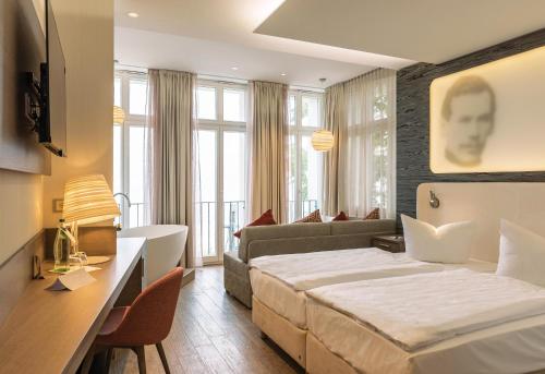 Säng eller sängar i ett rum på SEETELHOTEL Strandhotel Atlantic