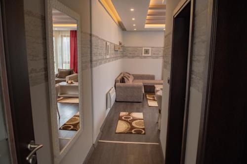 um corredor com uma escada que leva a uma sala de estar em K19 Milmari Resort & Spa em Kopaonik