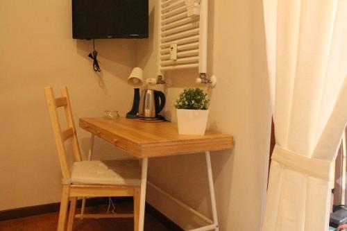 une petite table avec une plante assise au-dessus dans l'établissement Sweet Home Milano B&B, à San Donato Milanese