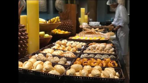 un buffet pieno di diversi tipi di dolci di La Fleur Polinésia a Porto De Galinhas