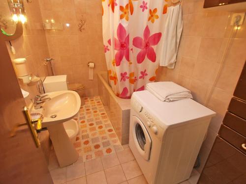 bagno con lavatrice e lavandino di Apartments and room Rabac 155 a Rabac