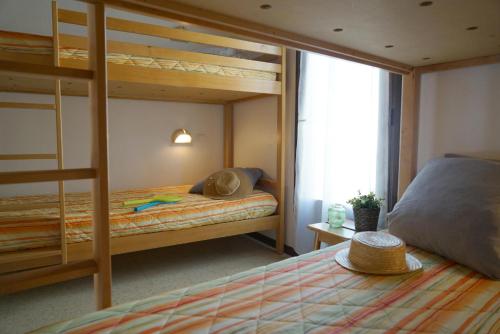 1 Schlafzimmer mit 2 Etagenbetten und einem Fenster in der Unterkunft VVF Luberon Provence in Murs