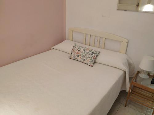 Ένα ή περισσότερα κρεβάτια σε δωμάτιο στο Hostal Abitum Madrid