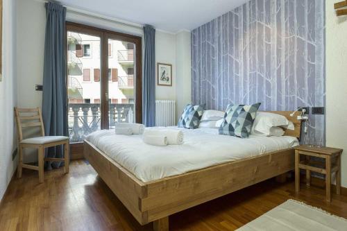 une chambre avec un grand lit et une fenêtre dans l'établissement APARTMENT ENSA - Alpes Travel - Central Chamonix - Sleeps 4, à Chamonix-Mont-Blanc
