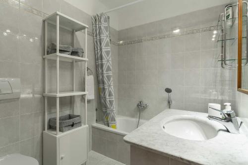 une salle de bain avec un lavabo, des toilettes et une douche dans l'établissement APARTMENT ENSA - Alpes Travel - Central Chamonix - Sleeps 4, à Chamonix-Mont-Blanc