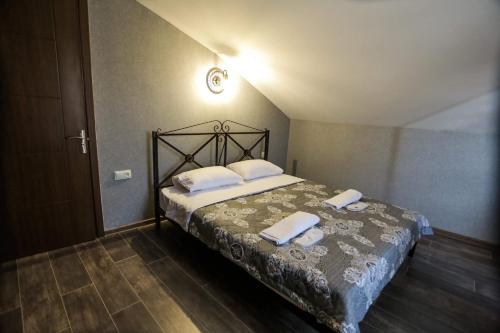 Postel nebo postele na pokoji v ubytování SunnyAvlabari Homestay