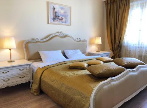 
Volga Apart Hotel tesisinde bir odada yatak veya yataklar
