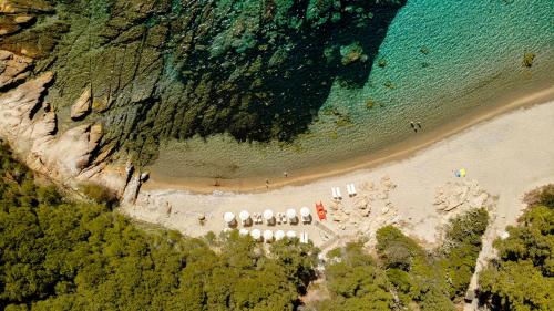 Eine Draufsicht auf einen Strand mit Sonnenschirmen und dem Meer in der Unterkunft Lanthia Resort in Santa Maria Navarrese