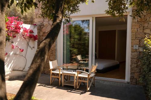 圣玛丽亚纳瓦雷兰希亚度假酒店的天井配有桌椅和1张床