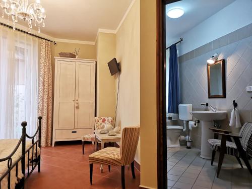 a room with a bathroom with a sink and a toilet at Villa Toscana in Hajdúszoboszló