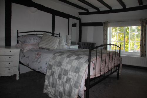 Mayfield的住宿－Rose and Crown，一间卧室设有一张床和一个窗口