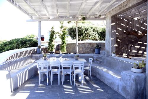 ein weißer Tisch und Stühle auf einer Terrasse in der Unterkunft Aletro Cottage Houses in Mykonos Stadt