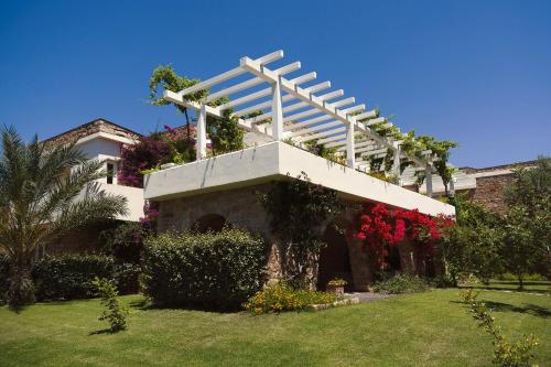 una pérgola blanca en la parte superior de una casa en Lanthia Resort, en Santa Maria Navarrese