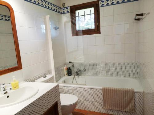 Koupelna v ubytování Apartamento con piscina en Osseja