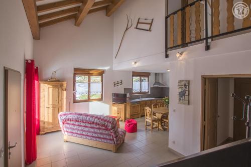 uma sala de estar com um sofá e uma cozinha em Gîtes de la Bresse em Saint-Georges-des-Hurtières