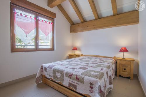 1 dormitorio con cama y ventana en Gîtes de la Bresse, en Saint-Georges-des-Hurtières